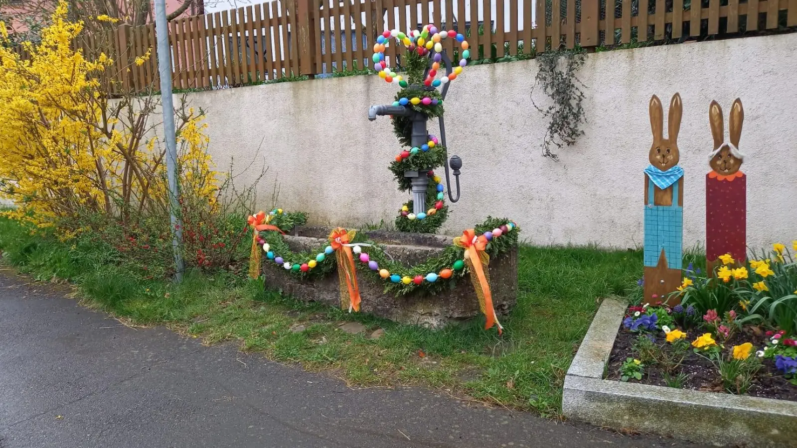 Dezent, aber bunt kommt der Osterbrunnen im Uffenheimer Ortsteil Uttenhofen daher. (Foto: Franziska Stöcklein)