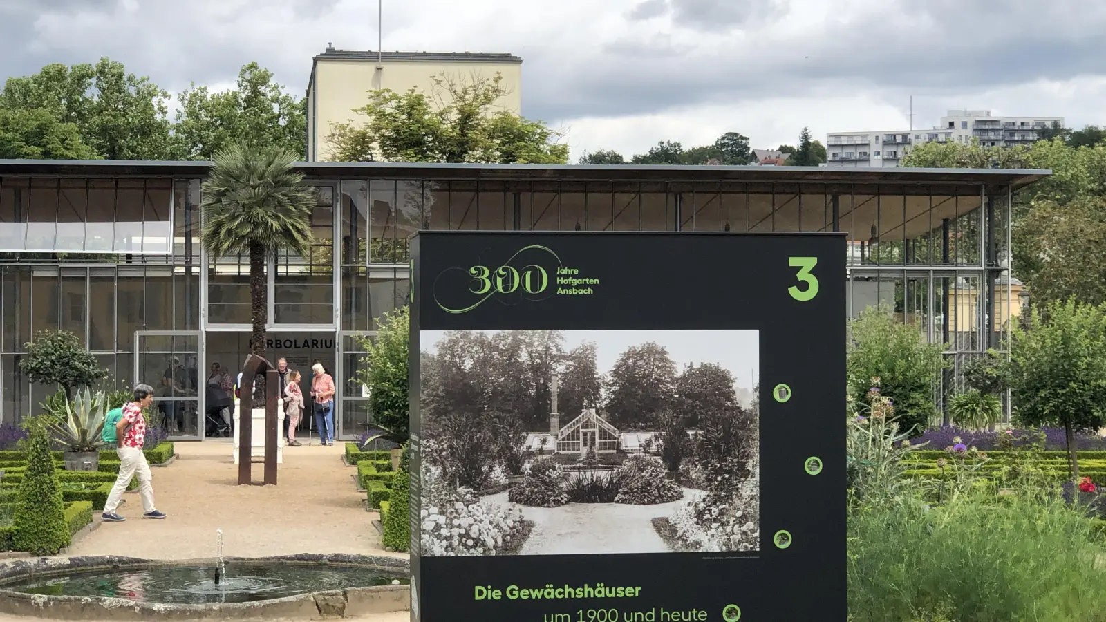 Bildhafter Vergleich: Wie sah das Gewächshaus vor hundert Jahren aus? Ein paar Meter weiter lässt sich der aktuelle Glasbau erkunden. (Foto: Florian Pöhlmann)