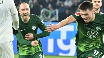 Wolfsburgs Matchwinner: Christian Eriksen (l) und Dzenan Pejcinovic (r) jubeln nach dem Tor zum 2:1-Sieg gegen den FC St. Pauli.  (Foto: Swen Pförtner/dpa)