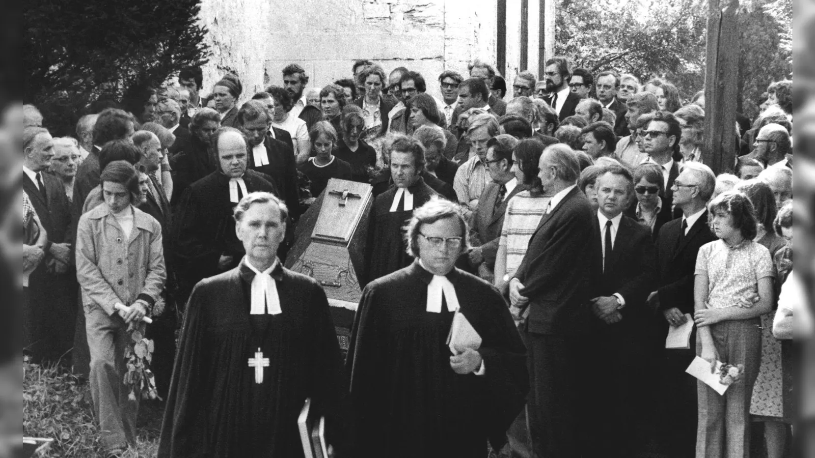 Einige Tage nach der Selbstverbrennung des Geistlichen zog seine Beisetzung Hunderte von Menschen an. (Archivbild) (Foto: picture-alliance / dpa)