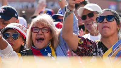 Menschen feiern in Texas die Absetzung des venezolanischen Präsidenten Nicolás Maduro. (Foto: Elizabeth Conley/Houston Chronicle/dpa)