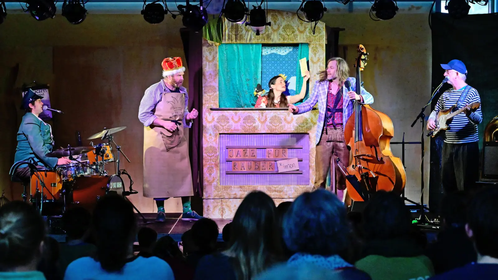 Das Theater Mummpitz spannt eine anarchische Kasperlgeschichte mit Jazz-Klassikern zusammen: „Jazz für Räuber” im Platen-Gymnasium. (Foto: Jim Albright)