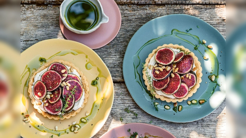 Elegant, aber mit einem Schuss Lässigkeit: Die Feigen-Tartelettes serviert Anne-Katrin Weber auf verschiedenfarbigen Tellern.   (Foto: Wolfgang Schardt/AT Verlag/at-verlag.ch/dpa-tmn)
