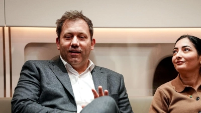 Lars Klingbeil (SPD), Bundesminister der Finanzen, Vizekanzler und SPD-Bundesvorsitzender, und Reem Alabali Radovan (SPD), Bundesministerin für Wirtschaftliche Zusammenarbeit und Entwicklung, sitzen im Airbus A350 der Luftwaffe beim Flug nach Washington zur Jahrestagung von Internationalem Währungsfonds und der Weltbank. (Foto: Kay Nietfeld/dpa)