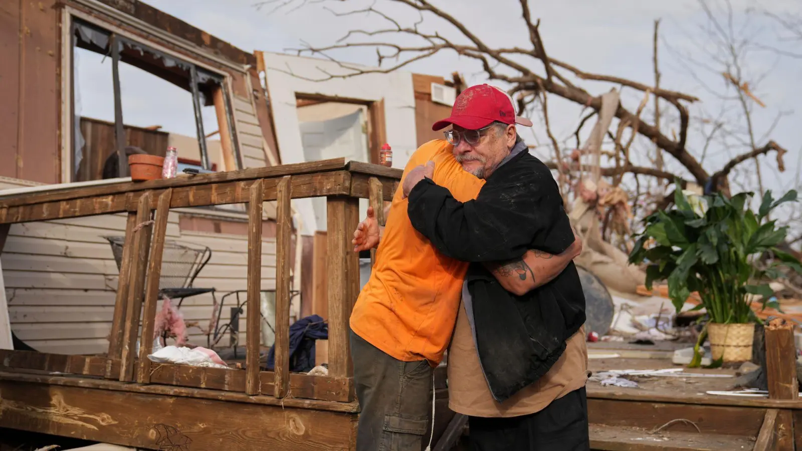 Nach dem Durchzug eines Tornados in Missouri spenden sich Freunde Trost und räumen auf. (Foto: Jeff Roberson/AP/dpa)