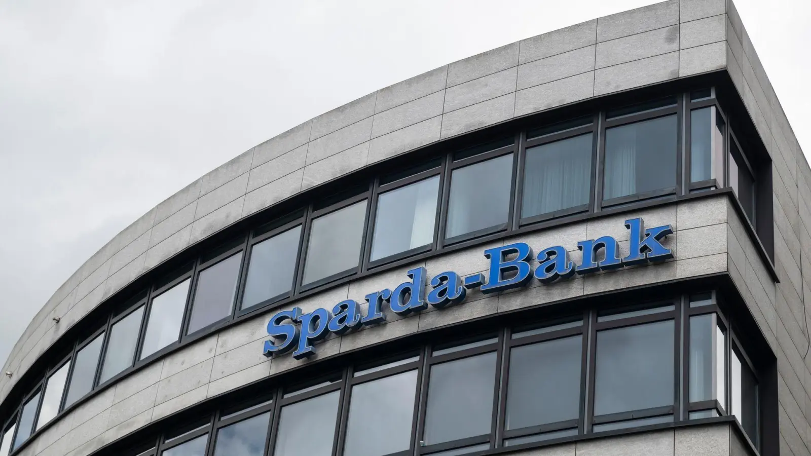 Durch einen IT-Wechsel müssen Kundinnen und Kunden der Sparda-Bank damit rechnen, dass es beim Einsatz ihrer Zahlungskarten zu Problemen kommt. (Foto: Marijan Murat/dpa/dpa-tmn)