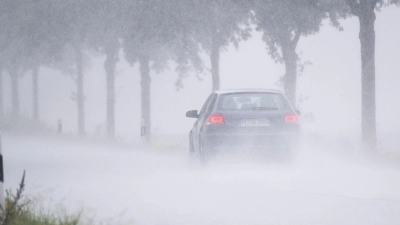 Falsche Beleuchtung oder zu schnelles Fahren bei schlechter Sicht können nicht nur gefährlich sein, sondern auch teuer werden. (Foto: Julian Stratenschulte/dpa)