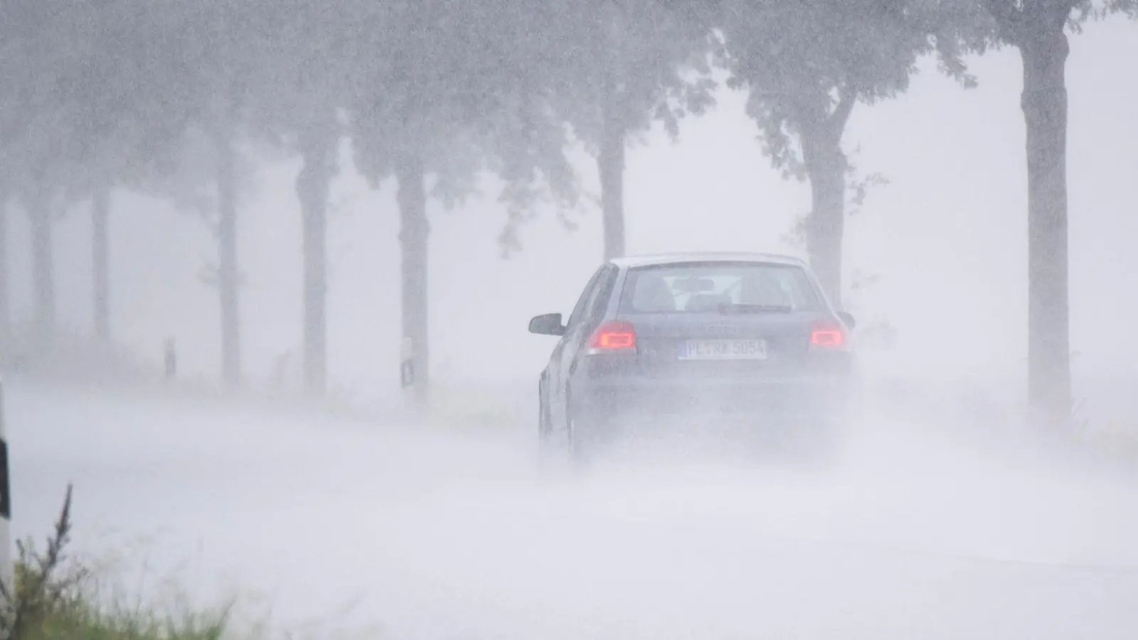 Falsche Beleuchtung oder zu schnelles Fahren bei schlechter Sicht können nicht nur gefährlich sein, sondern auch teuer werden. (Foto: Julian Stratenschulte/dpa)