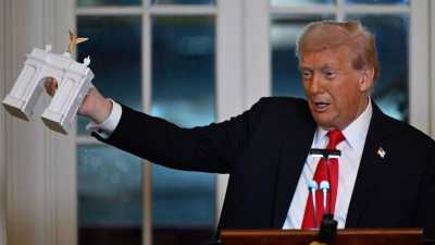 Trump stellte bei einem Spendendinner ein Modell für einen Triumphbogen in der US-Hauptstadt Washington vor. (Foto: John McDonnell/AP/dpa)