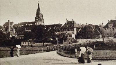 Diese historische Postkarte zeigt den Eisernen Steg, der seit 1894 einen hochwasserfreien Überweg über die Razat bot. (Foto: Sammlung Breitschwert)