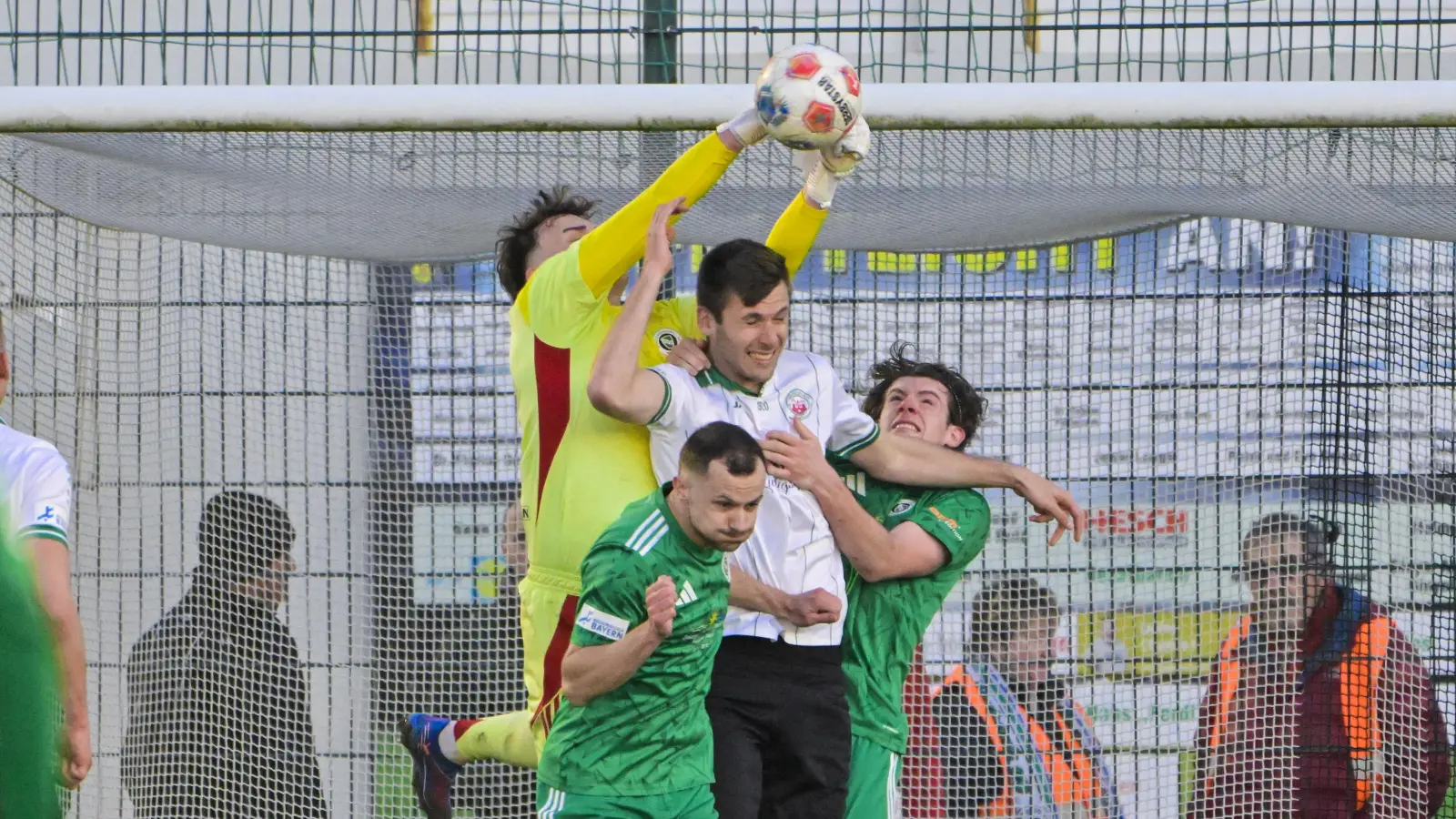 Abwehrbereit: Erstmals stand bei Ansbach Jan Mottl im Tor, der hier gemeinsam mit Eric Weeger (links vorn) und Johannis Zimmermann (rechts) gegen den Eichstätter Bastian Bösl (helles Trikot) verteidigt. (Foto: Martin Rügner)