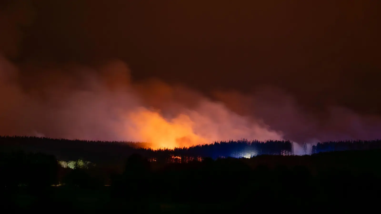 Seit der Nacht hat sich das Feuer nicht weiter auf Monschau zubewegt, sagt der dortige Feuerwehr-Einsatzleiter.  (Foto: Max Lametz/dpa)