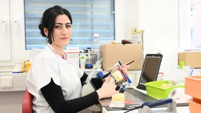 In ihrem Alltag in Ansbach arbeitet Zahntechnikerin Lara Alsalman mit vielen verschiedenen Materialien wie Edelmetallen oder Kunststoff. Fingerspitzengefühl darf hierfür nicht fehlen. (Foto: Luca Paul)