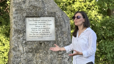Die Historikerin Andrea Erkenbrecher nimmt Menschen mit zu historisch bedeutsamen Orten am Hesselberg. Hier erklärt sie, wie ein Gedenkstein für die Vertriebenen, die in der Gemeinde Gerolfingen aufgenommen wurden, im Kontext mit der NS-Vergangenheit des Berges steht. (Foto: Martina Haas)