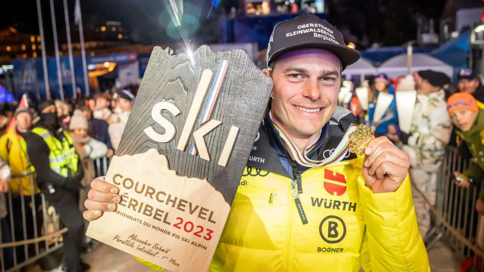 Alexander Schmid präsentiert stolz seine Goldmedaille. (Foto: Michael Kappeler/dpa)