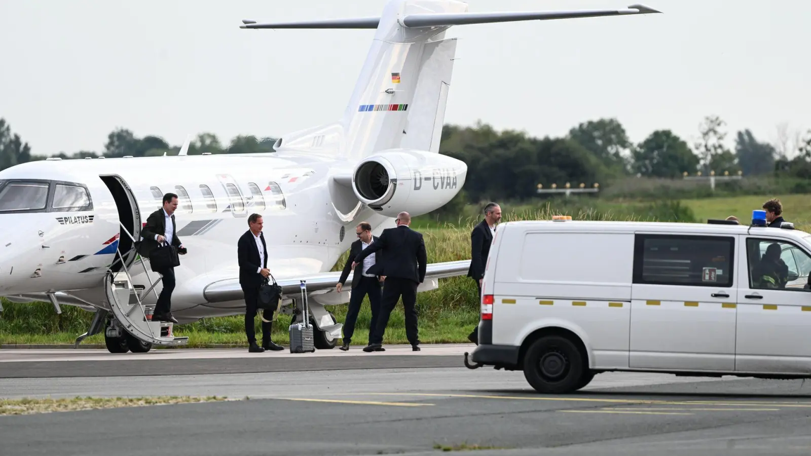 VW-Chef Oliver Blume spricht heute bei der Betriebsversammlung in Emden und muss dann weiter nach Zwickau.  (Foto: Lars Penning/dpa)