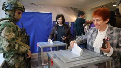Trotz Protest der Ukraine wird auch in russisch besetzten Gebieten abgestimmt.  (Foto: Uncredited/AP/dpa)