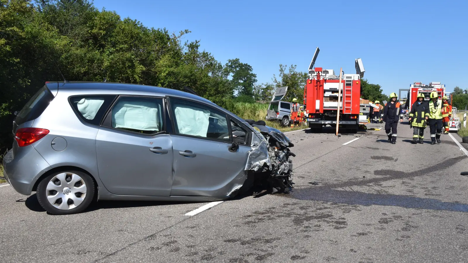 Viele Risikofaktoren kamen zusammen, als es Anfang Juli vorigen Jahres auf der Bundesstraße 8 bei Markt Bibart krachte: der Fahrer war jung, alkoholisiert und geriet auf die Gegenspur. Sechs Menschen wurden dabei verletzt, einer davon schwer. (Archivfoto: Andreas Reum)