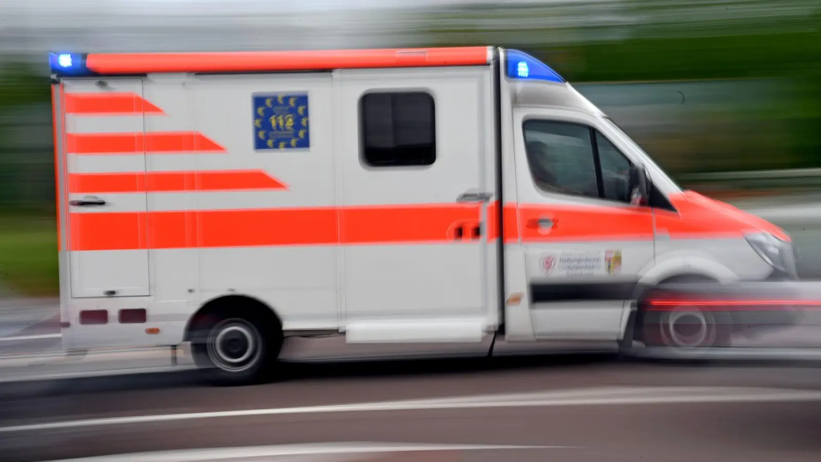 Mit schweren Verletzungen wird der Fahrradfahrer in eine Klinik gebracht. (Symbolbild) (Foto: Hendrik Schmidt/dpa-Zentralbild/dpa)