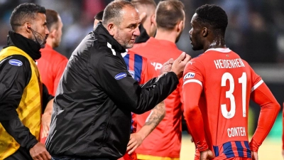 Heidenheims Trainer Frank Schmidt (l.) nach dem Krimi im Hinspiel. (Foto: Harry Langer/dpa)