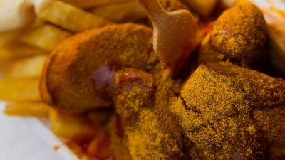 Wurst, Tomatensauce, englisches Curry: In „Peter Pomm&#39;s Pusztetten-Stube“ wird Currywurst immer noch genauso zubereitet wie vor fast 90 Jahren. (Foto: Rolf Vennenbernd/dpa)