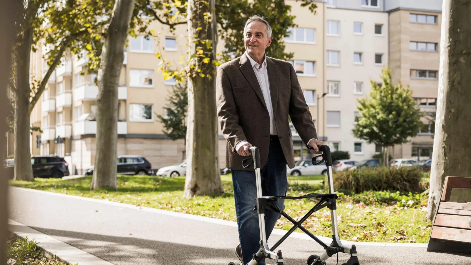 Endlich wieder sicher unterwegs! Ein Rollator ist nichts, wofür man sich schämen muss.  (Foto: Uwe Umstätter/Westend61/dpa-tmn)