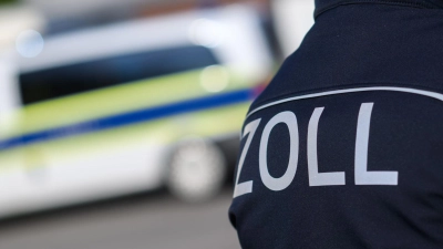 Bei einer Razzia auf Baustellen in Süddeutschland hat der Zoll mehrere Verdächtige festgenommen. (Symbolbild) (Foto: Julian Stratenschulte/dpa)