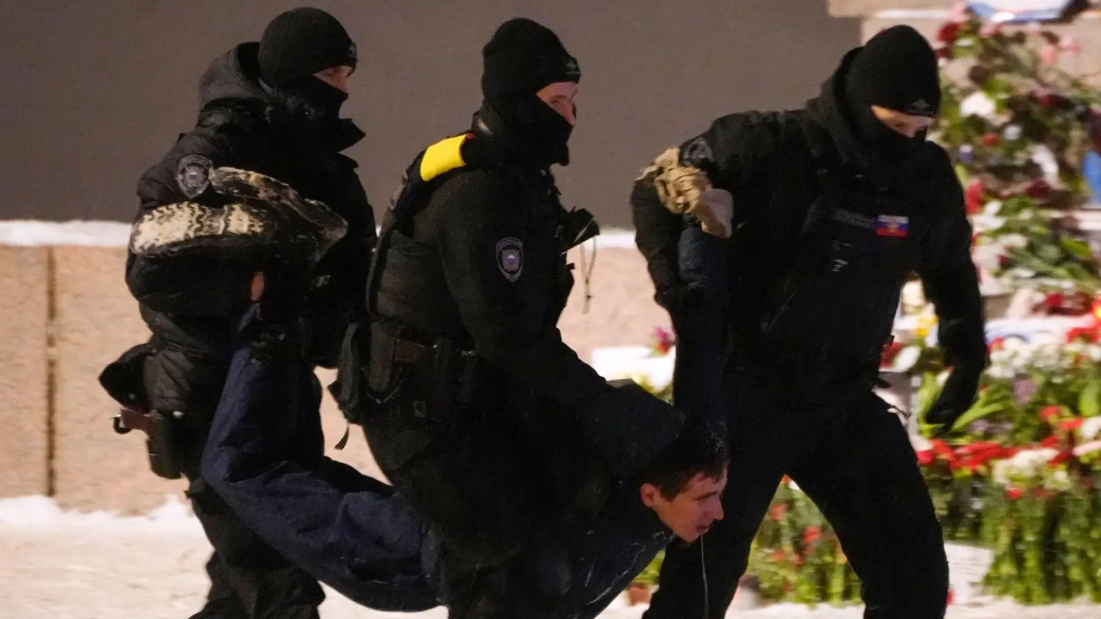 Polizeieinsatz in St. Petersburg (Archivbild). Kritiker des russischen Krieges gegen die Ukraine und Andersdenkende werden laut einem UN-Bericht immer schärfer verfolgt. (Foto: Uncredited/AP/dpa)