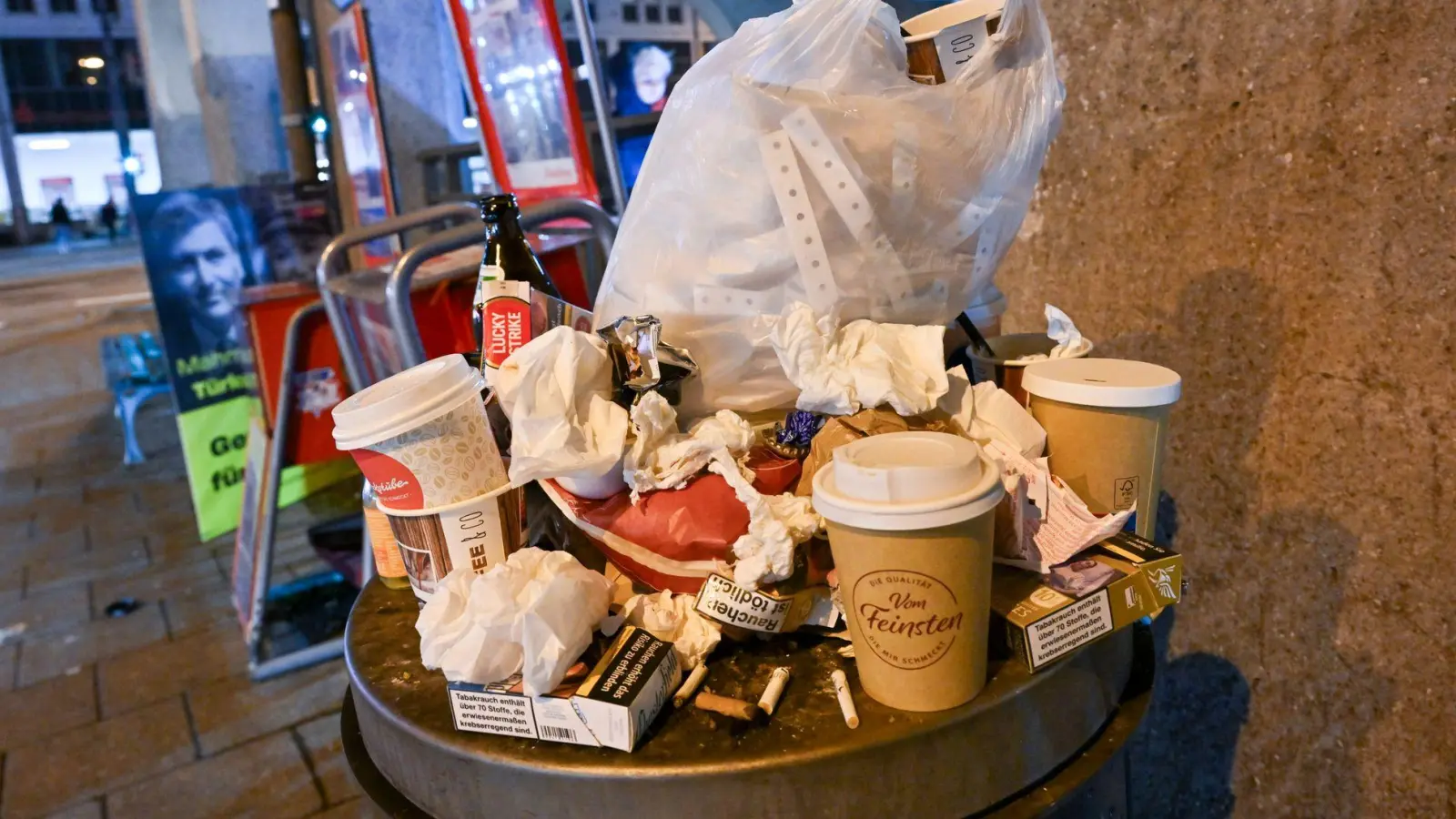 Die bayerische Staatsregierung verbietet den Kommunen, eine Verpackungssteuer einzuführen. (Symbolbild) (Foto: Peter Kneffel/dpa)