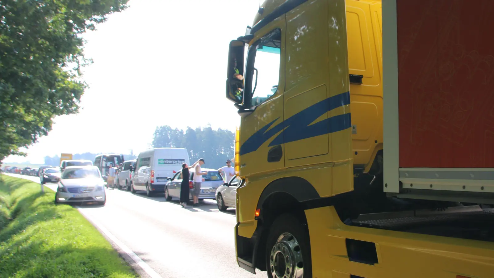 In den Tagen des Summer-Breeze-Festivals im vergangenen Jahr verloren manche Brummi-Fahrer die Geduld und wollten auf der Gegenfahrbahn am Stau vorbei. Das soll in diesem Jahr nicht passieren. (Foto: Martina Haas)