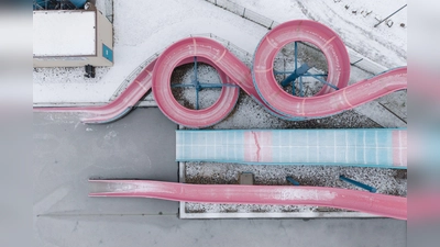 Geschlossenes Freibad von oben (Foto: Sebastian Kahnert/dpa)