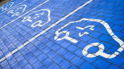 Weltweit wurden vergangenes deutlich mehr Elektroautos neu zugelassen.  (Foto: Julian Stratenschulte/dpa)