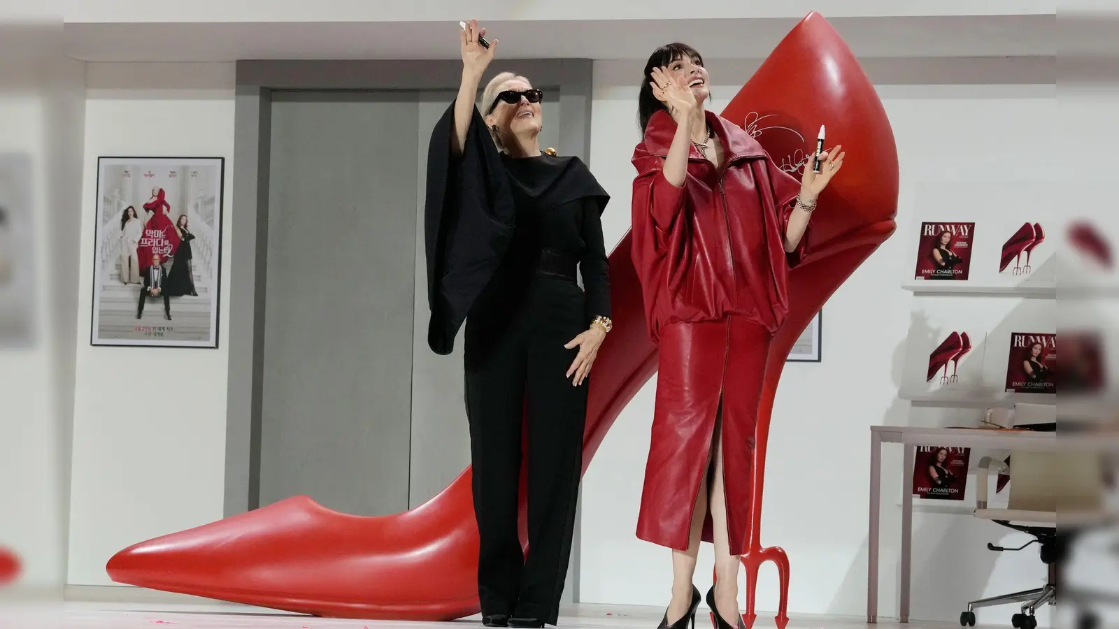 Meryl Streep und Anne Hathaway stellten den Film unter anderem auch in Seoul vor. (Archivbild) (Foto: Ahn Young-joon/AP/dpa)