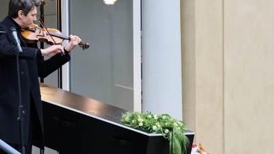 Schauspieler Sabin Tambrea spielte Geige. (Foto: Annette Riedl/dpa)