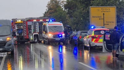 Auf der B13 bei Oberdachstetten musste eine Person am Freitagabend aus einem Auto befreit werden. (Foto: NEWS5 / Thomas Haag)