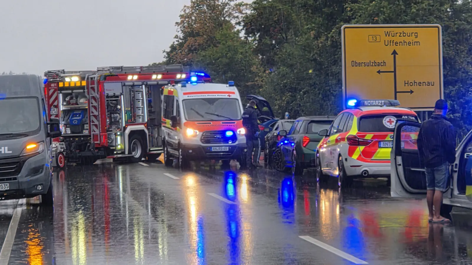 Auf der B13 bei Oberdachstetten musste eine Person am Freitagabend aus einem Auto befreit werden. (Foto: NEWS5 / Thomas Haag)