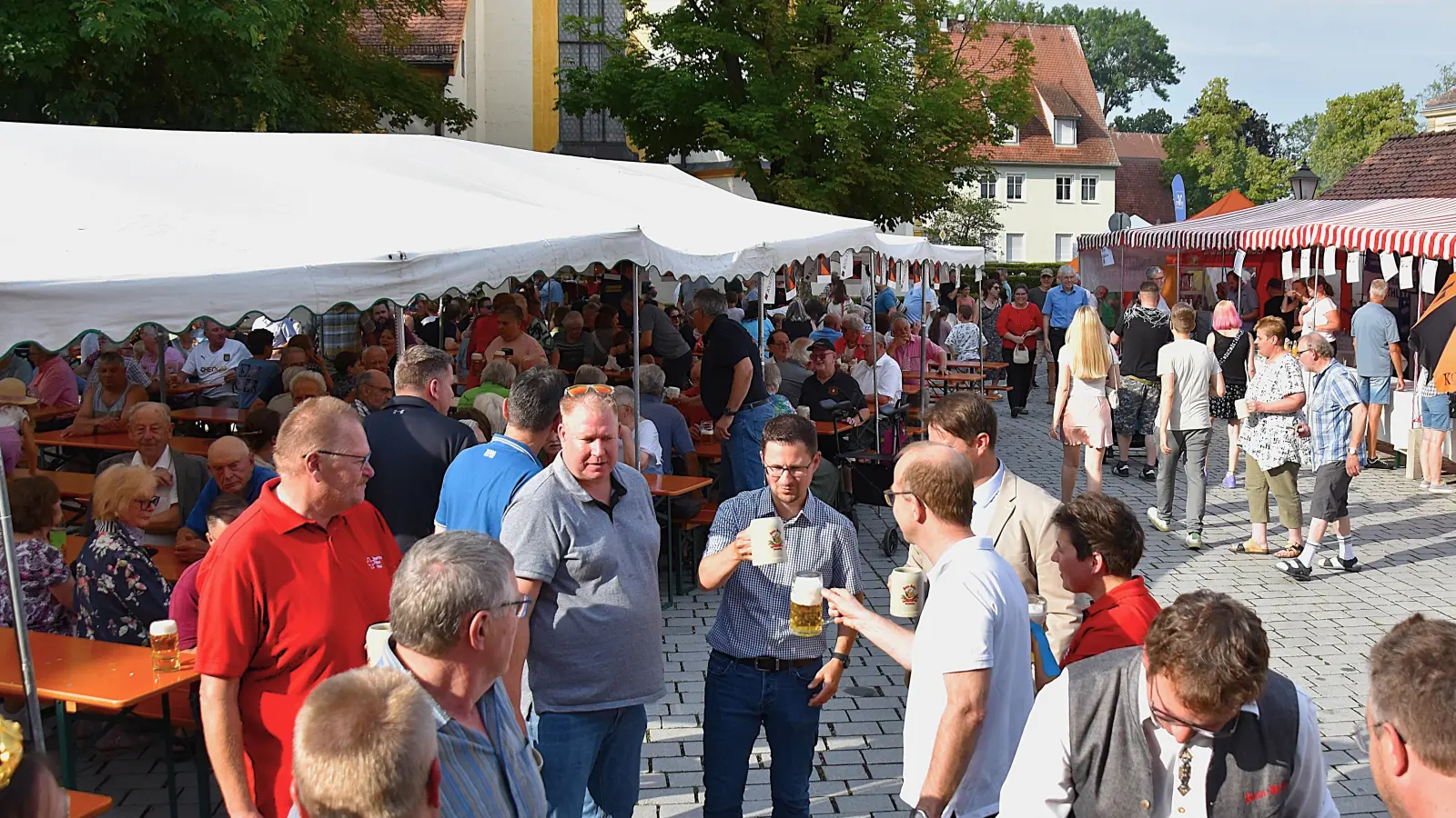 Die Mitglieder der veranstaltenden Vereine sorgen auf dem Deocarplatz für das Wohl der Gäste.  (Foto: Werner Wenk)