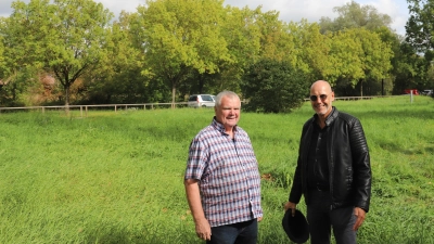 Dr. Paul Kupser (links) und Hans-Jürgen Eff stellen ihre Ideen für das Areal an der Rezat vor. (Foto: Oliver Herbst)