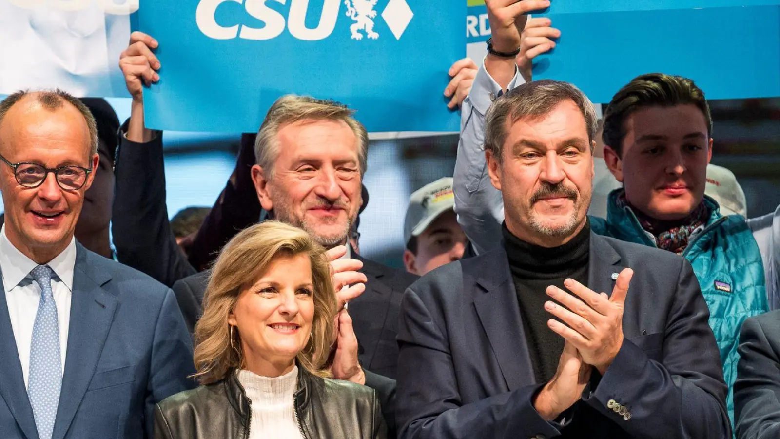 Eingerahmt von CDU-Chef Friedrich Merz und CSU-Chef Markus Söder hatte Günther Felßner schon beim Wahlkampfabschluss der Union einen besonders prominenten Platz. Auch die anstehende Regierungsbildung kann er aus einer extrem komfortablen Position beobachten. (Archivbild)  (Foto: Daniel Vogl/dpa)