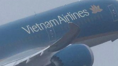 Erste Probleme bei der fast verunglückten Maschine von Vietnam Airlines offenbarten sich wohl schon auf dem Weg übers Rollfeld.  (Foto: Karl-Josef Hildenbrand/dpa)