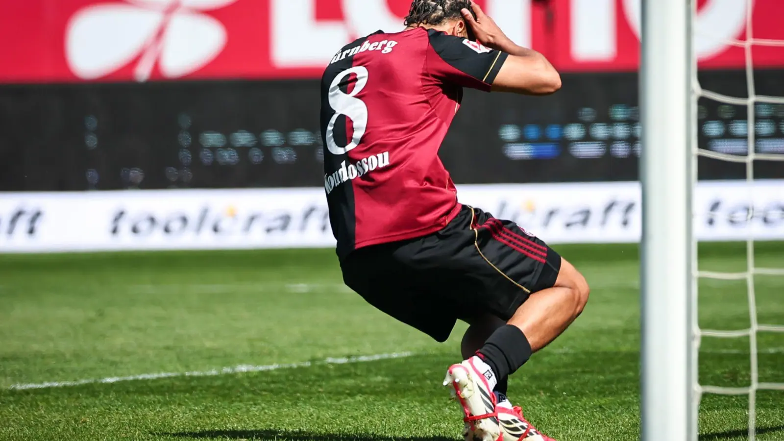 Nürnbergs Henri Koudossou reagiert entsetzt nach seinem Eigentor. (Foto: Daniel Karmann/dpa)