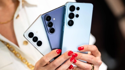 Ein S26-Triptychon: Samsungs neue Spitzenmodelle mit dem S26 (links), S26+ (Mitte) und S26 Ultra (rechts).  (Foto: Benjamin Pritzkuleit/Samsung/dpa-tmn)