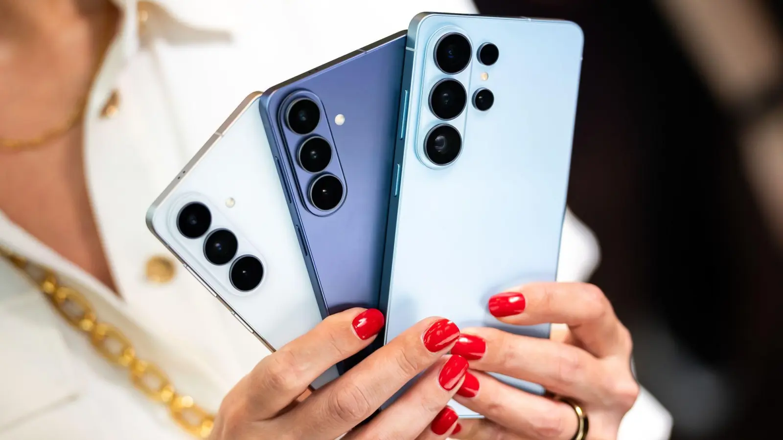 Ein S26-Triptychon: Samsungs neue Spitzenmodelle mit dem S26 (links), S26+ (Mitte) und S26 Ultra (rechts).  (Foto: Benjamin Pritzkuleit/Samsung/dpa-tmn)