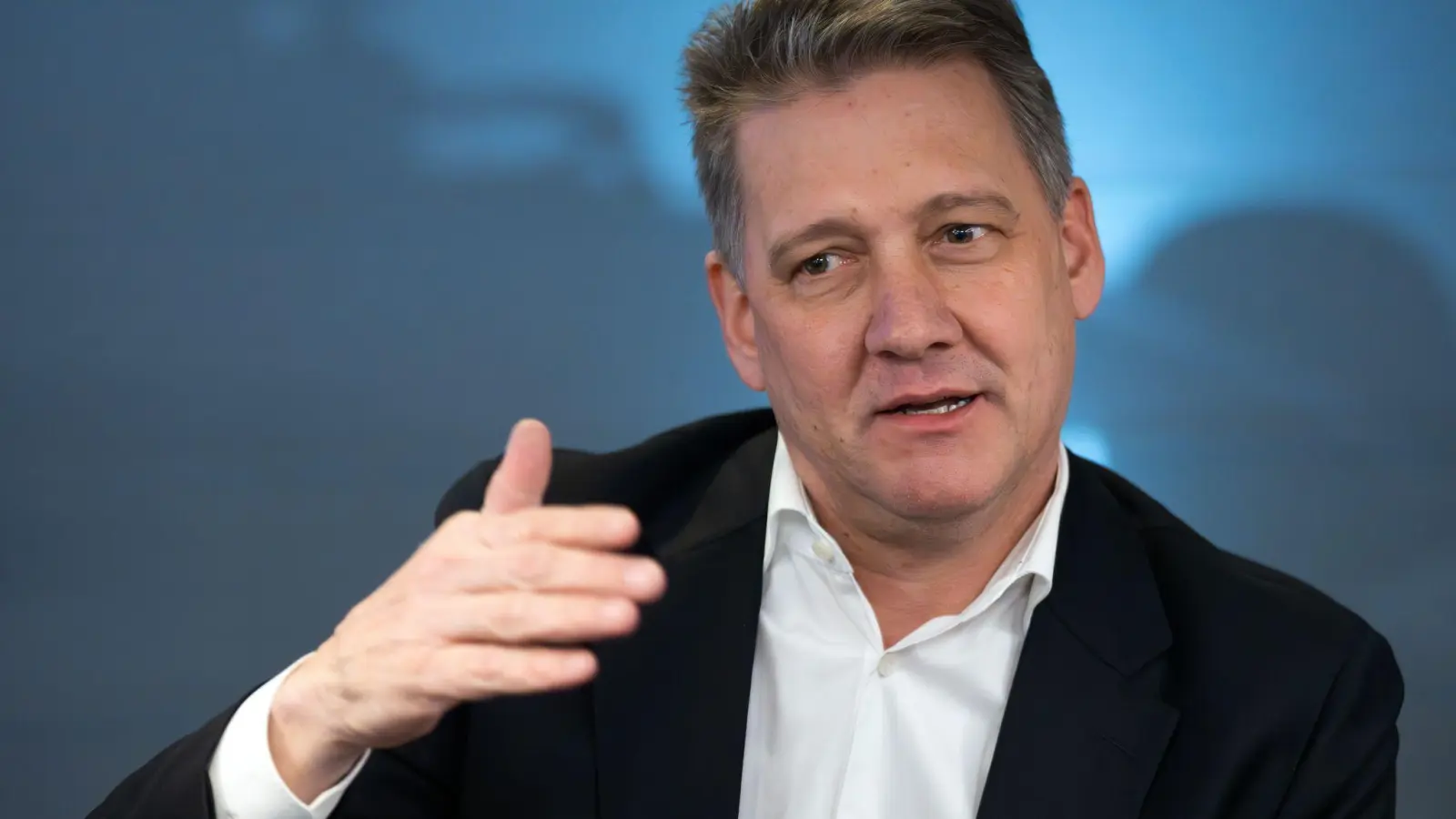 Audi-Chef Gernot Döllner sieht trotz existierender Sparprogramme den Bedarf, die Kosten weiter zu senken. (Archivbild) (Foto: Soeren Stache/dpa)