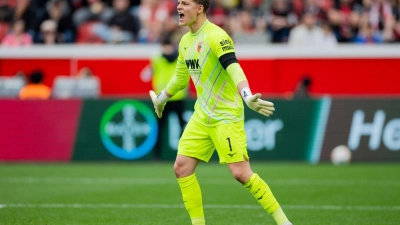 Zeigte gegen Bayer Leverkusen zahlreiche starke Paraden: Augsburgs Torhüter Finn Dahmen.  (Foto: Rolf Vennenbernd/dpa)