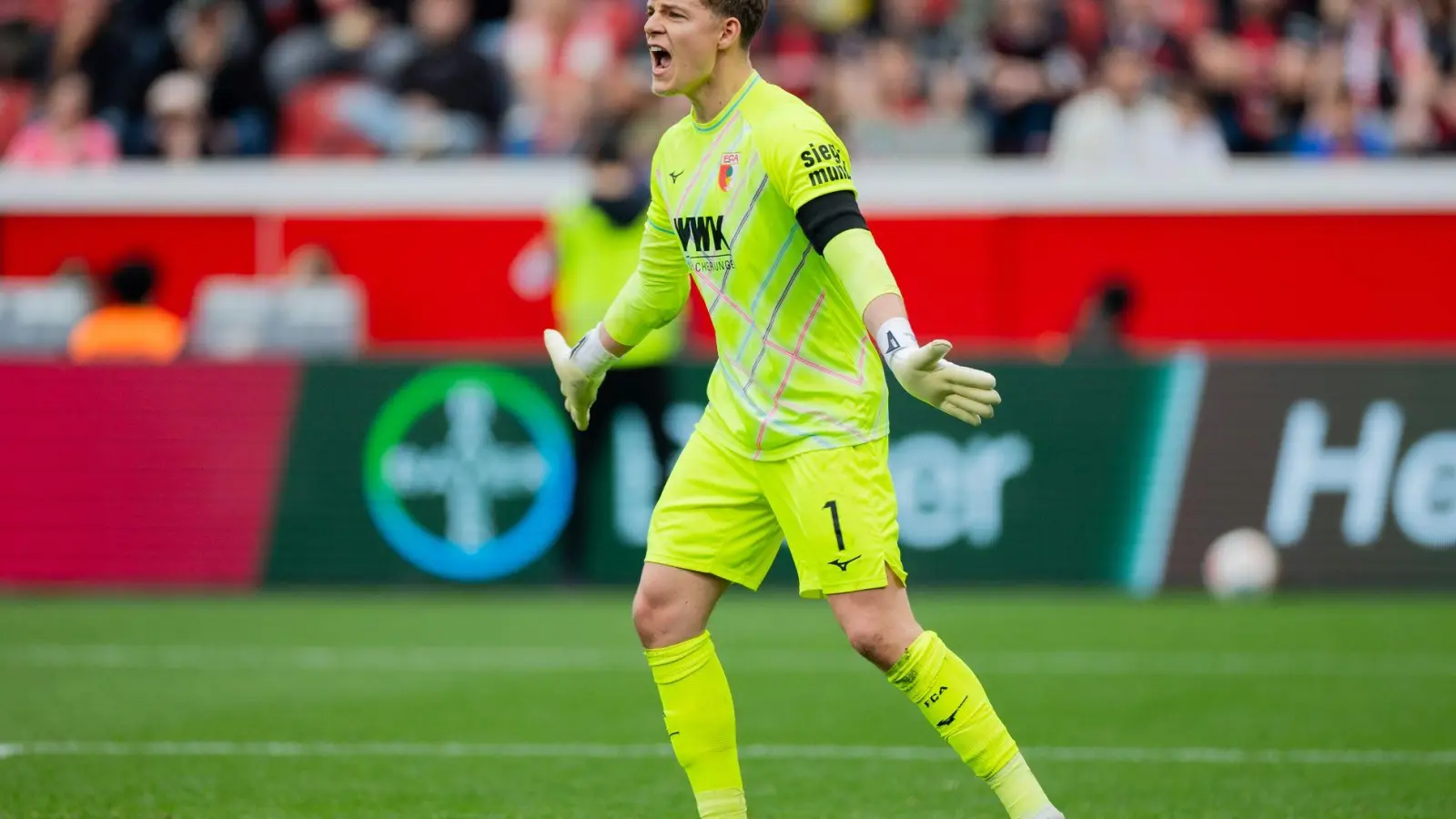 Zeigte gegen Bayer Leverkusen zahlreiche starke Paraden: Augsburgs Torhüter Finn Dahmen.  (Foto: Rolf Vennenbernd/dpa)