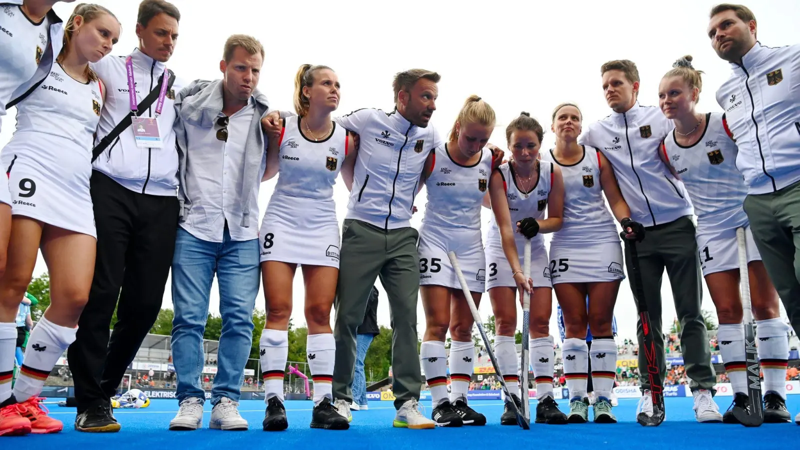 Bundestrainer Valentin Altenburg (M.) hat es geschafft, dem Team neues Selbstbewusstsein zu vermitteln. (Foto: Frank Uijlenbroek/dpa)