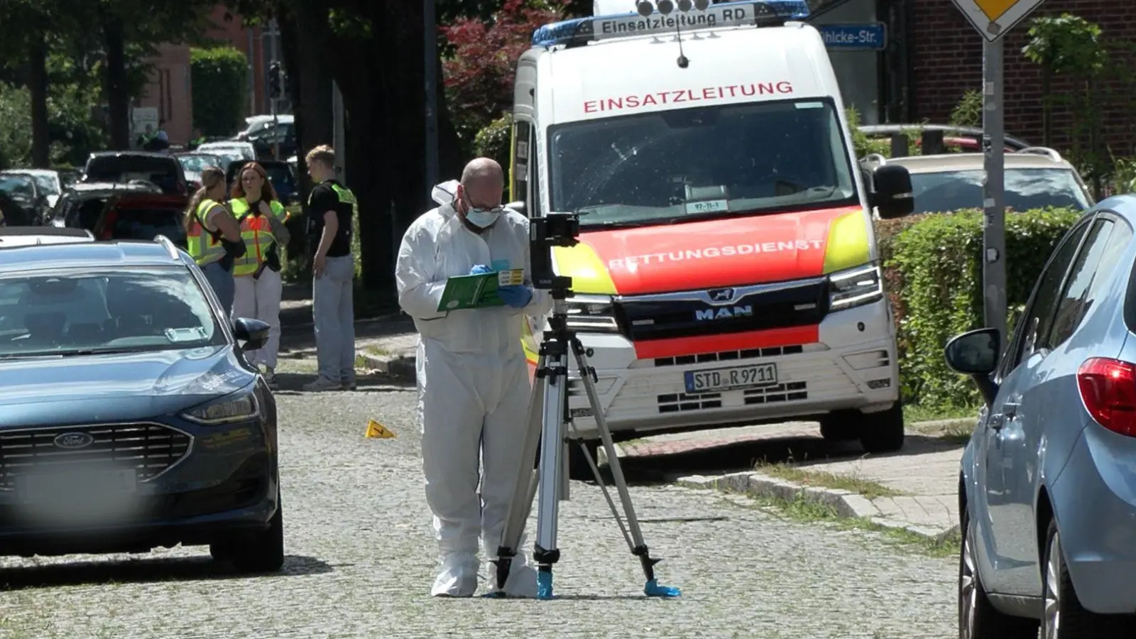Einsatzkräfte und Spurensicherung stehen auf einer Straße in Stade. (Foto: Fabian Höfig/NEWS5/dpa)