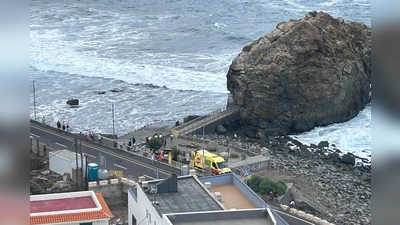 Die bei Urlaubern beliebten Kanarischen Inseln vor der Westküste Nordafrikas werden im Herbst und Winter oft von sehr hohen Wellen getroffen, die durch Stürme weit draußen im Atlantik entstehen. Für Menschen, die sich an Hafenmauern oder auf Uferpromenaden aufhalten, kann das verheerende Folgen haben.  (Foto: 112 Canarias/dpa)