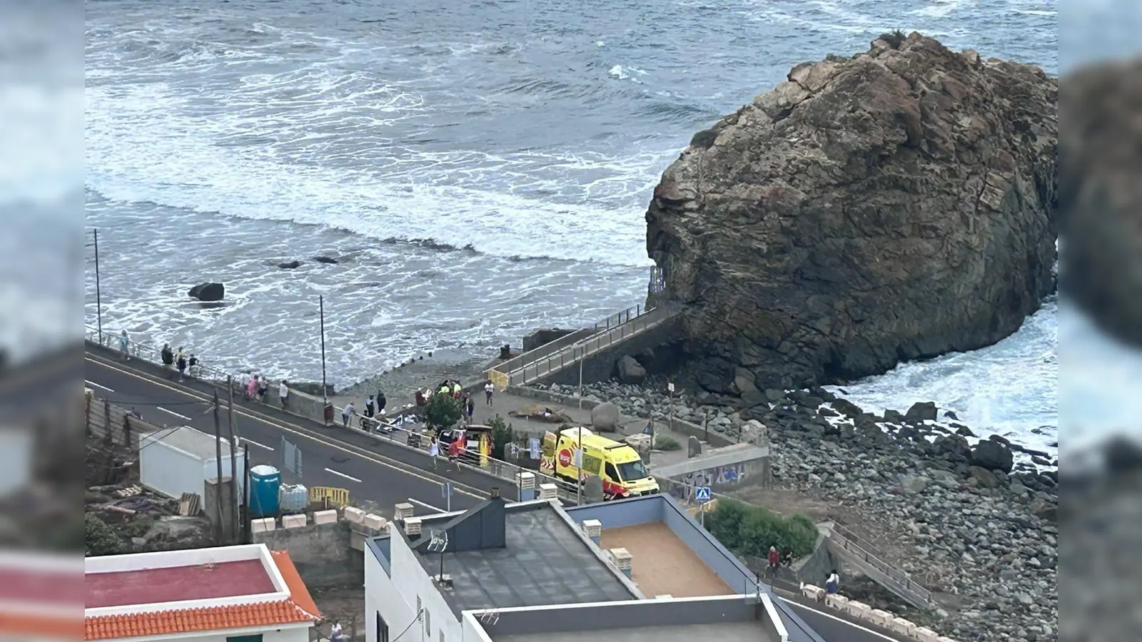 Die bei Urlaubern beliebten Kanarischen Inseln vor der Westküste Nordafrikas werden im Herbst und Winter oft von sehr hohen Wellen getroffen, die durch Stürme weit draußen im Atlantik entstehen. Für Menschen, die sich an Hafenmauern oder auf Uferpromenaden aufhalten, kann das verheerende Folgen haben.  (Foto: 112 Canarias/dpa)